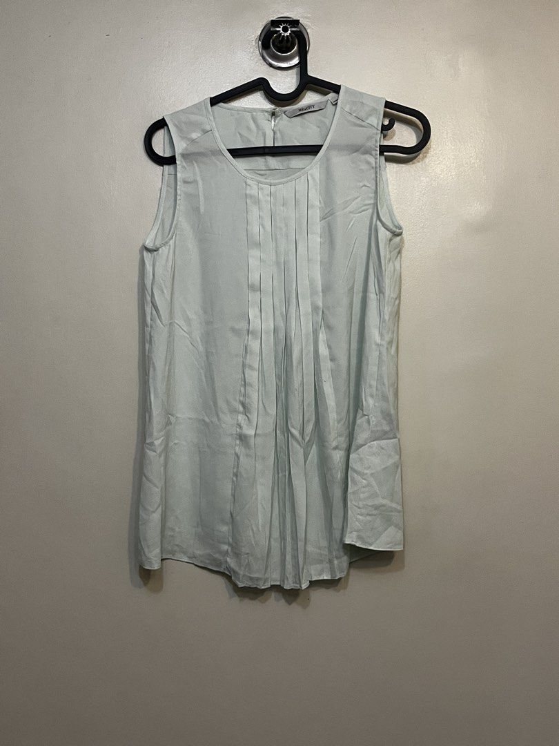 (BUNDLE) Top (Category: Sleeveless) located in Quezon City. Submitted by declutteringbyjam (Listing ID 1468960495, Image 2). Description: - preloved -medium -bundle for 400 -180 each -additional for sf.