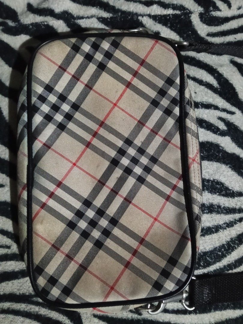BURBERRY BAG (Category: Luxury Bags & Wallets) located in Manila. Submitted by pagodnicole50491 (Listing ID 1469009002, Image 3). Description: .