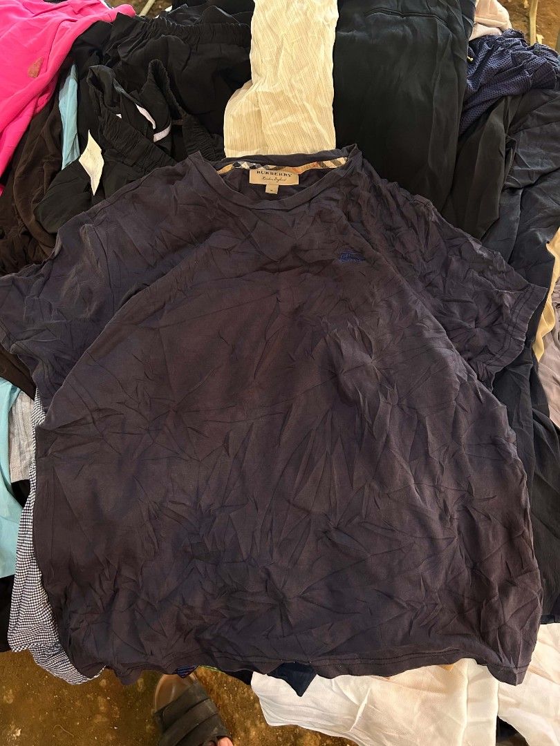 Burberry Boxy Fit Tee (Category: Tshirts & Polo Shirts ) located in Manila. Submitted by thrift_nihu (Listing ID 1469078671, Image 1). Description: color may vary due to lighting color rate 9 or better no issues dimensions: width 23 lenght 25.5 firm price location: mindanao, bukidnon !Disclaimer: We are not affiliated or associated with any brands posted here. All trademarks & copyright belongs solely to the brand owners..