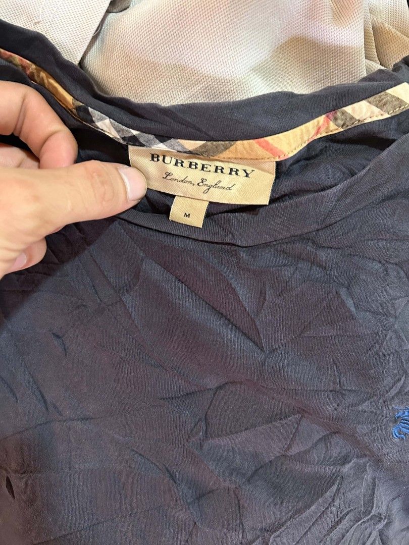 Burberry Boxy Fit Tee (Category: Tshirts & Polo Shirts ) located in Manila. Submitted by thrift_nihu (Listing ID 1469078671, Image 3). Description: color may vary due to lighting color rate 9 or better no issues dimensions: width 23 lenght 25.5 firm price location: mindanao, bukidnon !Disclaimer: We are not affiliated or associated with any brands posted here. All trademarks & copyright belongs solely to the brand owners..