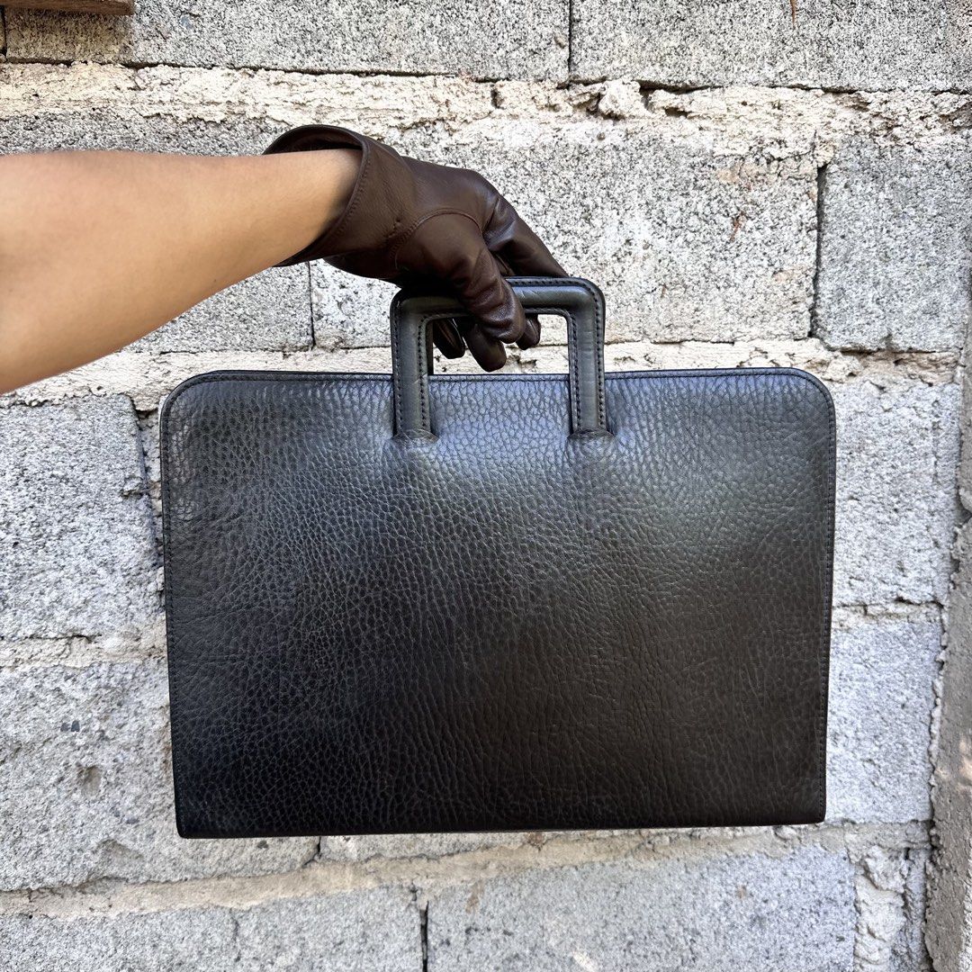 BURBERRY Dachett cowhide Briefcase (Category: Briefcases) located in Cagayan de Oro. Submitted by kjcartier26 (Listing ID 1469014068, Image 3). Description: Authentic, Flawless, Good as new. 🇯🇵✨ - 20k in pesos for this in preloved. 😱 - FREEEEE SHIPPING NATIONWIDE. .