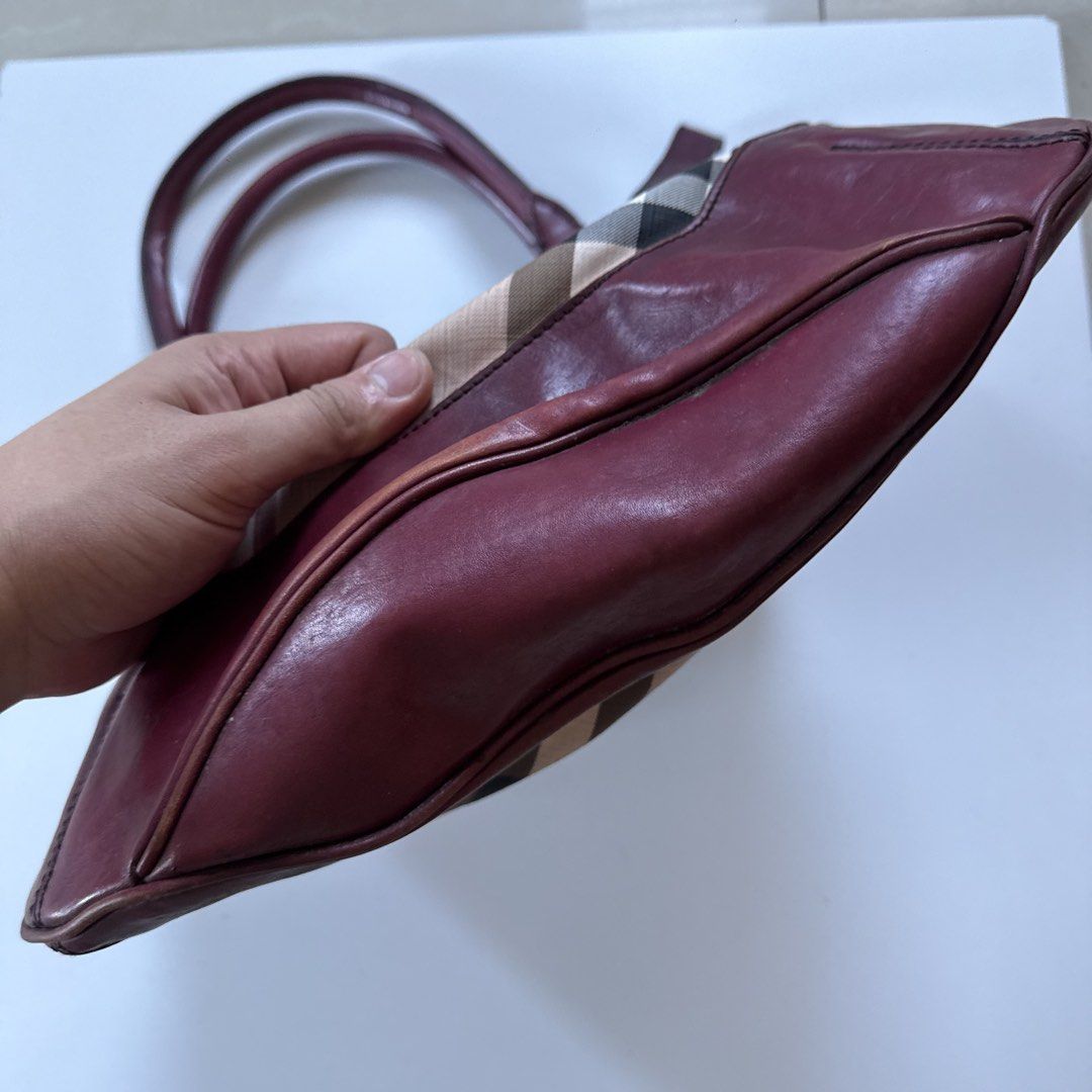 Burberry nova shoulder (Category: Luxury Bags & Wallets) located in Cavite. Submitted by kalebfindsluxs (Listing ID 1469142434, Image 3). Description: Burberry nova shoulder Good Sign of usage Rubs scratches color Check details - 2k + sf Loc cavite Jnt / lalamove .