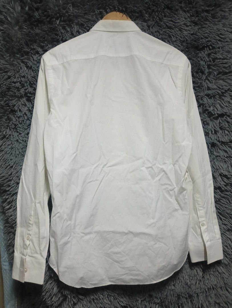 Burberry White Plaid Polo Longsleeve Button Down (Category: Activewear) located in Manila. Submitted by thrift_marvs (Listing ID 1469126347, Image 2). Description: Burberry White Plaid Polo Longsleeve Authentic Size Small Dimension 19.5 Width 28 Length No Issue Need Wash 980 plus shipping fee.