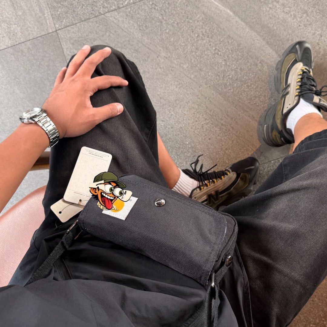 Carhartt Crossbody Bag (Category: Cross-body Bags) located in Manila. Submitted by hatline_co. (Listing ID 1469096595, Image 3). Description: .
