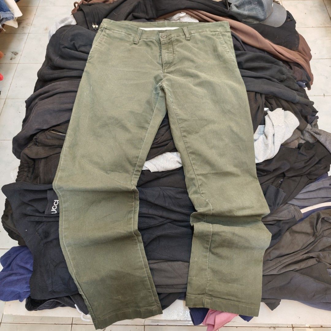 Carhartt WIP Sid Pant Green Size 34x32 (Category: Jeans) located in Tagbilaran City. Submitted by montonanth93783 (Listing ID 1468996878, Image 3). Description: - Brand: Carhartt WIP - Model: Sid Pant - Color: Green - Size: 34 x 32 - Fit: Classic slim cut chinos - Details: Back button pockets with iconic Carhartt square label on the right rear pocket - Authenticity: Inner wash tag clearly displays style name and sizing details.