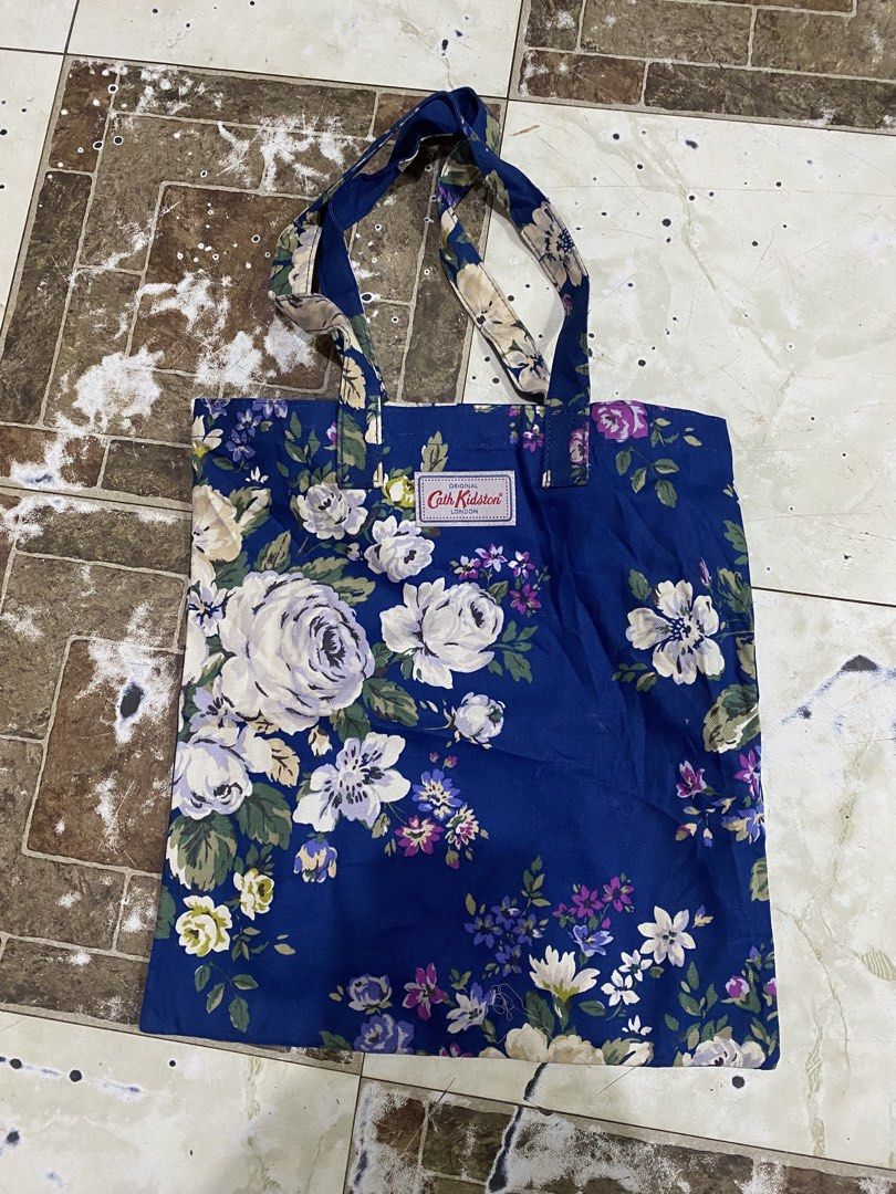 Cath kidston london totebag (Category: Tote Bags) located in Tagoloan. Submitted by puretiger-389e (Listing ID 1468943703, Image 1). Description: Cath Kidston Tote bag Good as new 13x14.5 No issue.