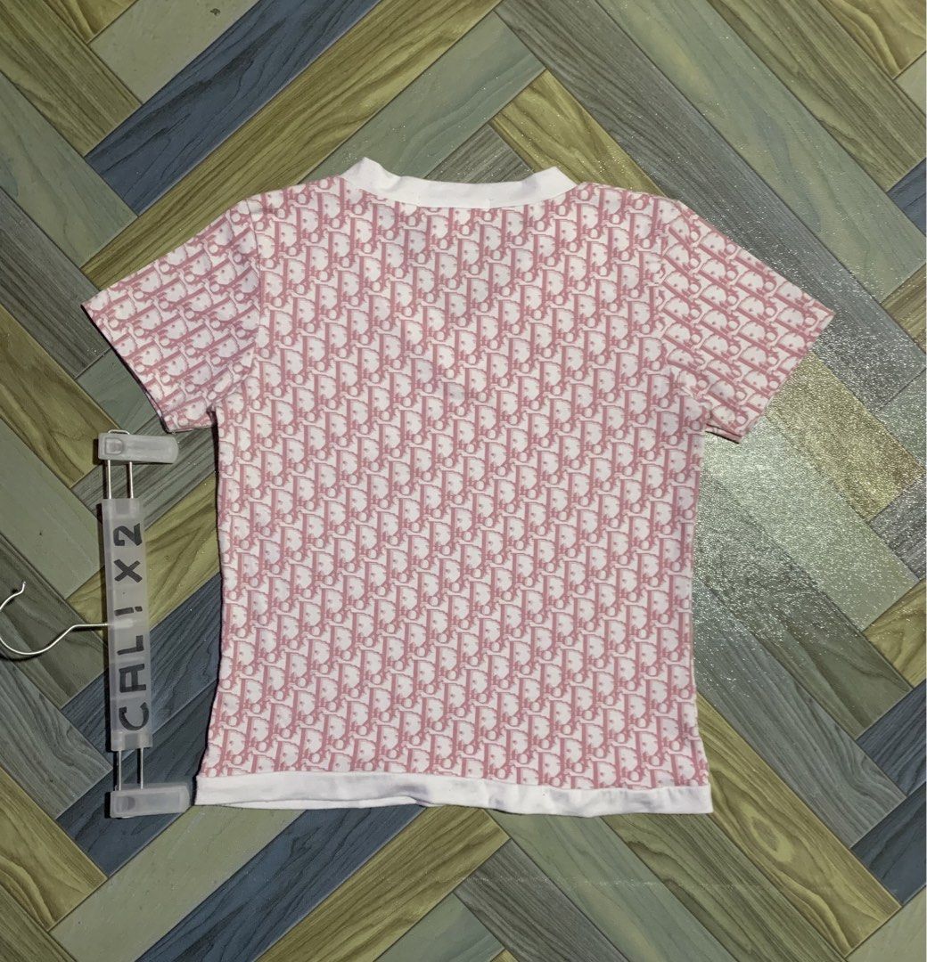 CD MONOGRAM V-NECK TEE (Category: Shirts) located in Kapalong. Submitted by ac_thrift (Listing ID 1469098447, Image 2). Description: DIOR MONOGRAM V-NECK TEE Off/Legit Size: 38 Dimes: W15.2 x L19 Color rate: 10/10 Condition: Excellent MoP: Gcash Location: Mindanao, Davao del Norte, Kapalong, 8113.