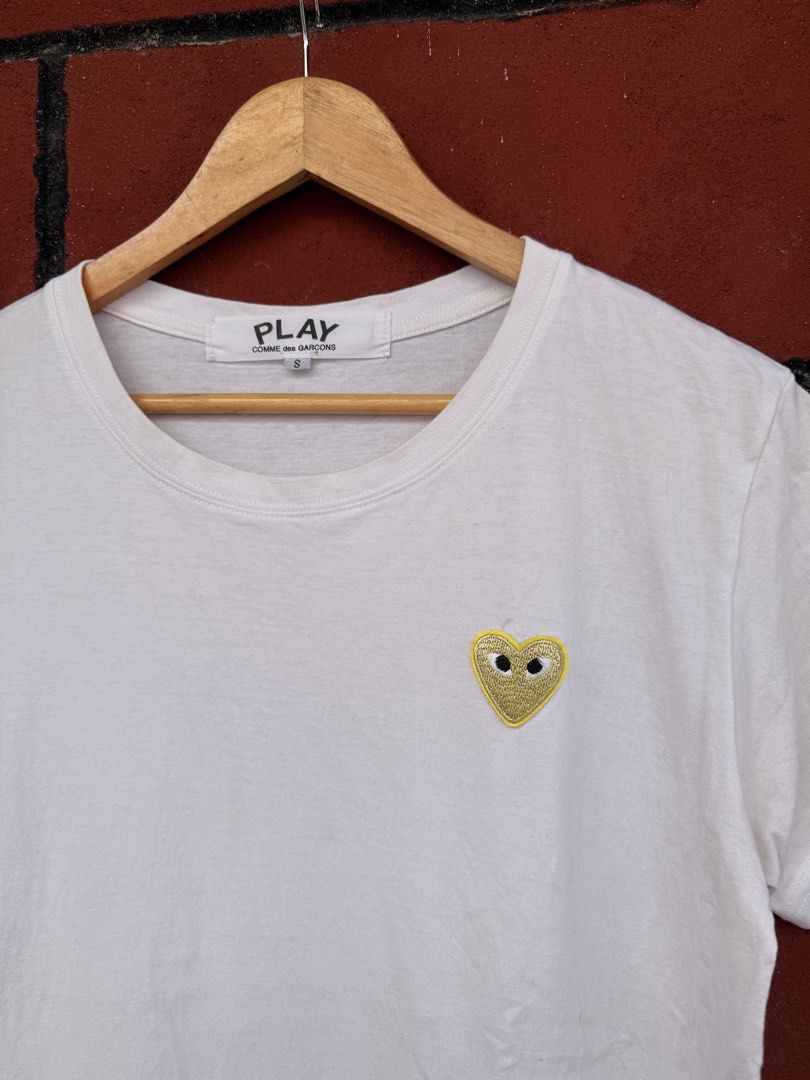 CDG Play (Category: Shirts) located in Baguio. Submitted by mardimercredi14 (Listing ID 1469045459, Image 2). Description: 🔥 CDG Play Dimensions: 21*27 Condition: very good Color Rate: 10 ❌ needs laundry ❌ missing washtag.
