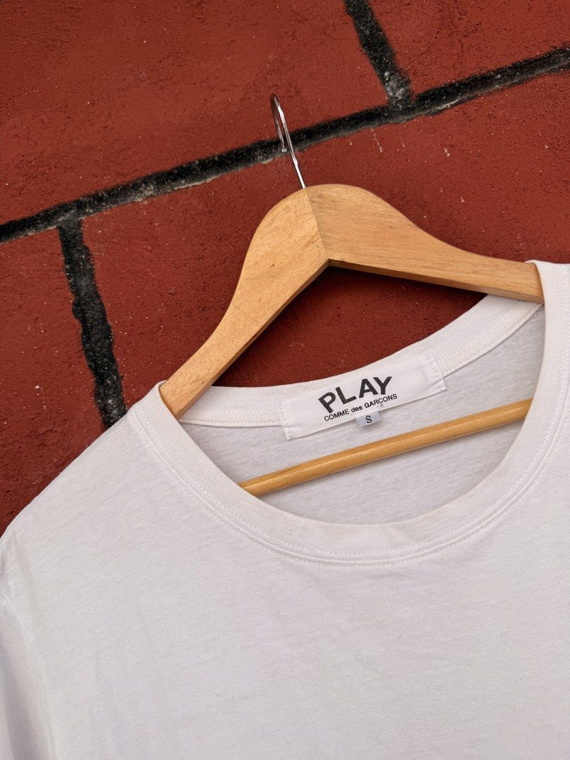 CDG Play (Category: Shirts) located in Baguio. Submitted by mardimercredi14 (Listing ID 1469045459, Image 3). Description: 🔥 CDG Play Dimensions: 21*27 Condition: very good Color Rate: 10 ❌ needs laundry ❌ missing washtag.