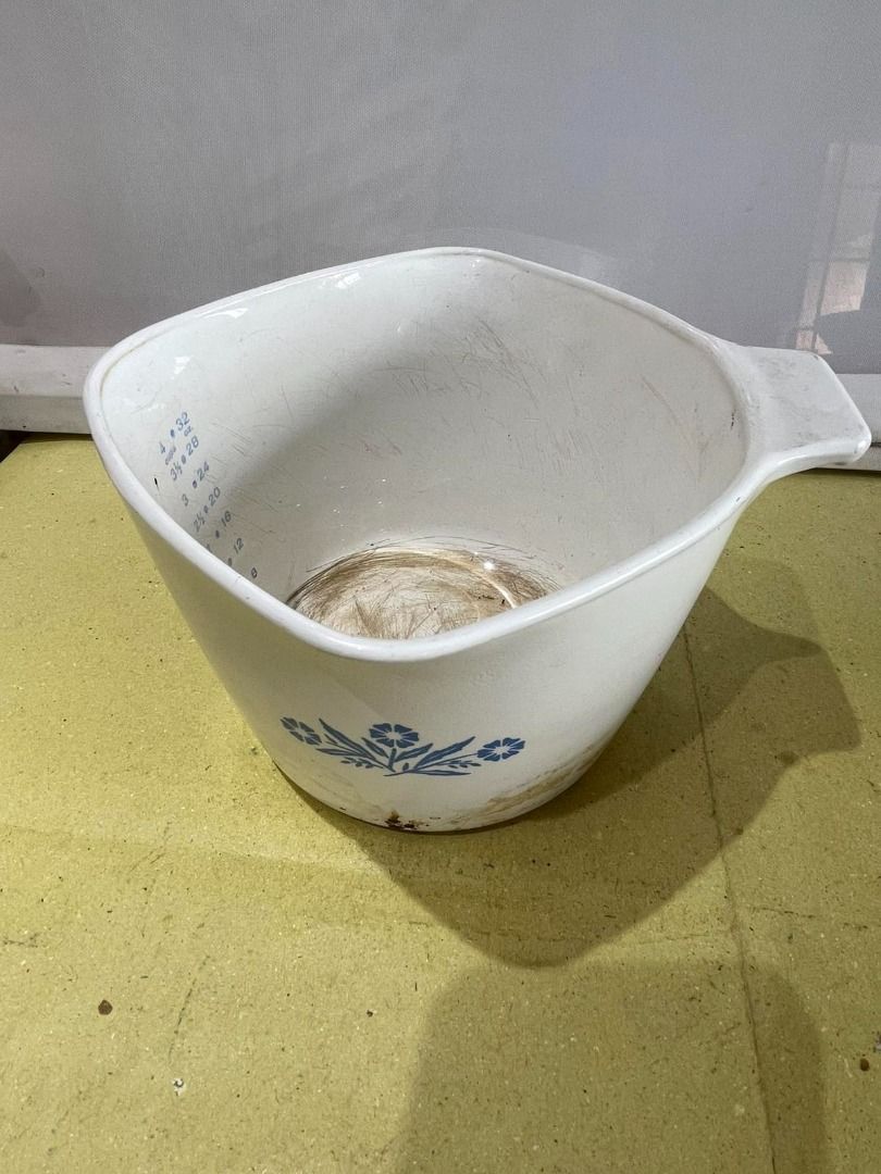 Ceramic Measuring Bowl / Batter Bowl (Category: Cookware & Accessories) located in Quezon City. Submitted by foxsquaredeals (Listing ID 1469028295, Image 1). Description: 4 cups w/ visible stain MOP:Gcash/Bank Transfer.