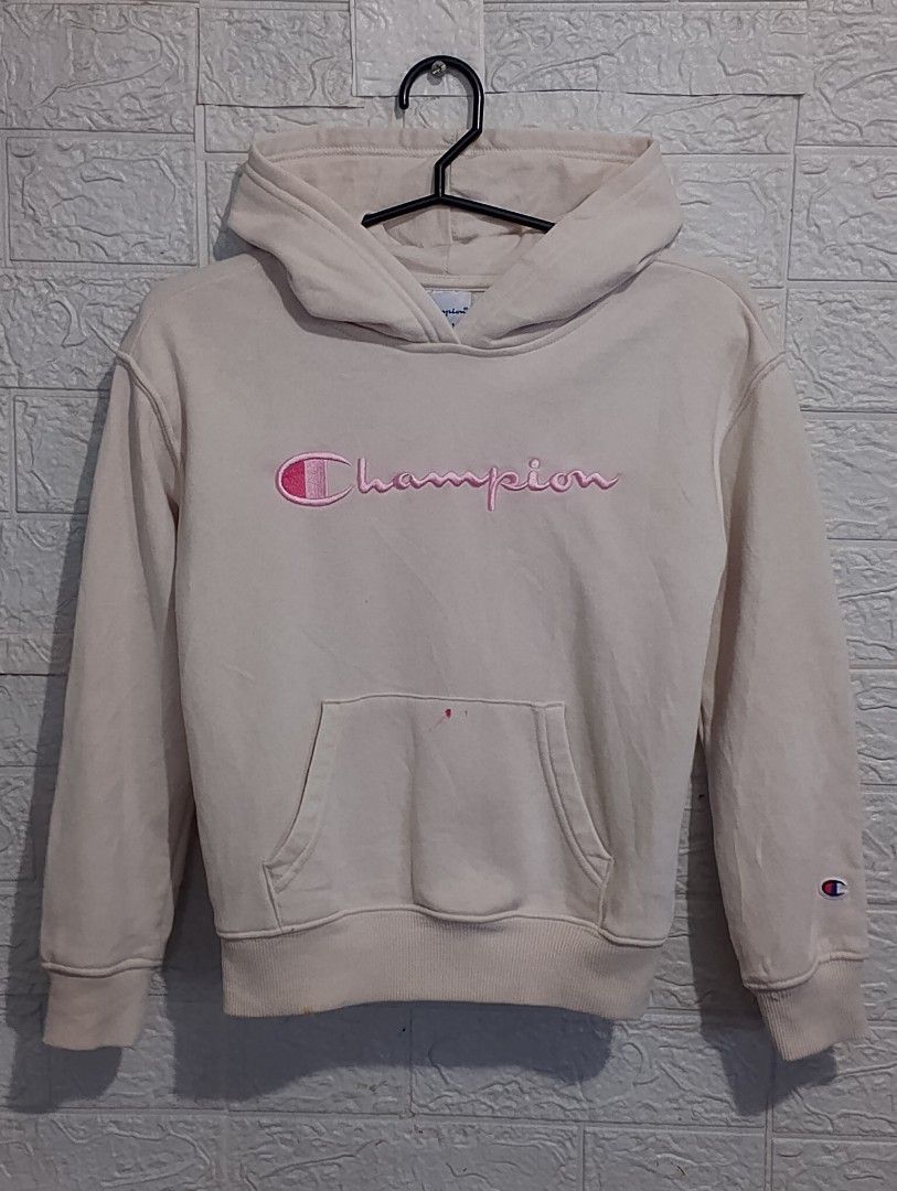 Champion girls pullover hoodie jacket (Category: Hoodies) located in Caloocan City. Submitted by zklclo (Listing ID 1468959807, Image 2). Description: Champion girls pullover hoodie jacket Size: L-19" x W-17" XS on tag (5-6 y/o) Price: 250 pesos only🫰😉 issue: ink stain MODE OF PAYMENT: 💸GCASH 🛵 SHIPPING: 📦J&T (payment first) 📦LALAMOVE (COD).