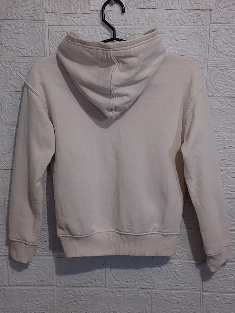 Champion girls pullover hoodie jacket (Category: Hoodies) located in Caloocan City. Submitted by zklclo (Listing ID 1468959807, Image 3). Description: Champion girls pullover hoodie jacket Size: L-19" x W-17" XS on tag (5-6 y/o) Price: 250 pesos only🫰😉 issue: ink stain MODE OF PAYMENT: 💸GCASH 🛵 SHIPPING: 📦J&T (payment first) 📦LALAMOVE (COD).
