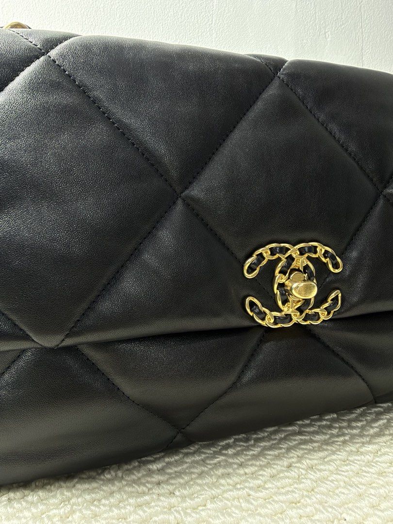CHANEL 19 Flap Bag (Category: Luxury Bags & Wallets) located in Manila. Submitted by corte.collection (Listing ID 1468998966, Image 2). Description: 👜 Excellent / Mint condition 📍Makati City for meetups y 📲 Follow us on FB,IG, Tiktok: Corté / corte.collection 📩 DM for inquiries, price is Negotiable! .