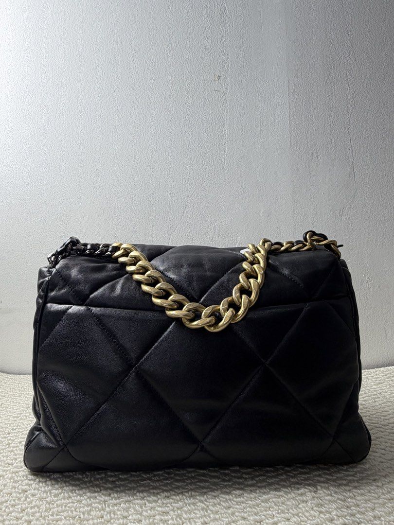 CHANEL 19 Flap Bag (Category: Luxury Bags & Wallets) located in Manila. Submitted by corte.collection (Listing ID 1468998966, Image 3). Description: 👜 Excellent / Mint condition 📍Makati City for meetups y 📲 Follow us on FB,IG, Tiktok: Corté / corte.collection 📩 DM for inquiries, price is Negotiable! .