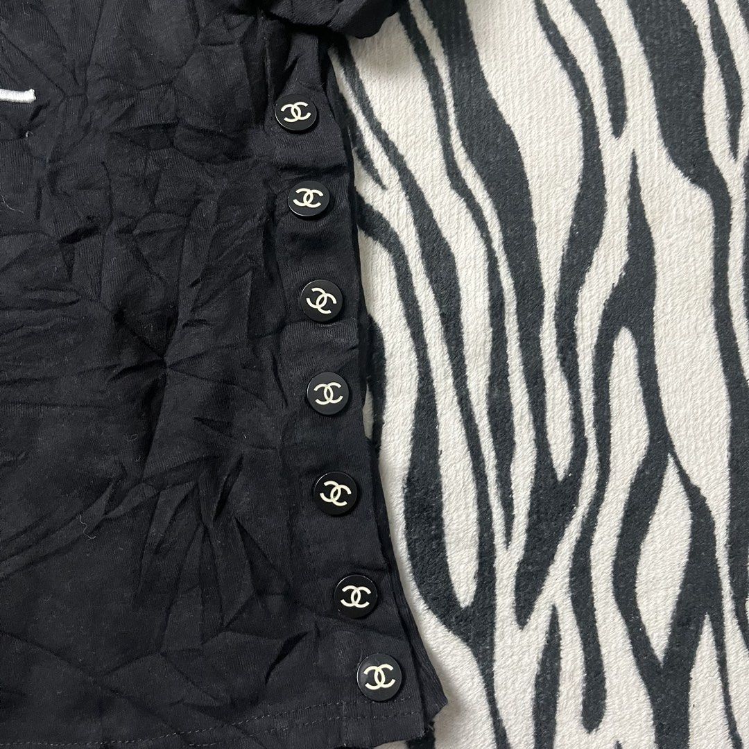 CHANEL CROP TOP (Category: Luxury Apparel) located in Manila. Submitted by royaldripmanila (Listing ID 1469086187, Image 3). Description: No issue W17 L18.