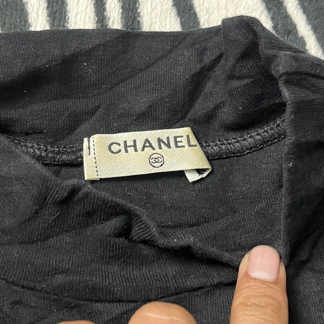 CHANEL CROP TOP (Category: Luxury Apparel) located in Manila. Submitted by royaldripmanila (Listing ID 1469086187, Image 2). Description: No issue W17 L18.