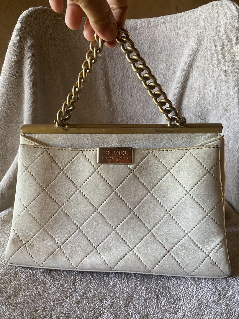 Chanel sling (Category: Luxury Bags & Wallets) located in Murcia. Submitted by cool.jacquelinebatilaran (Listing ID 1468983578, Image 2). Description: Good condition .