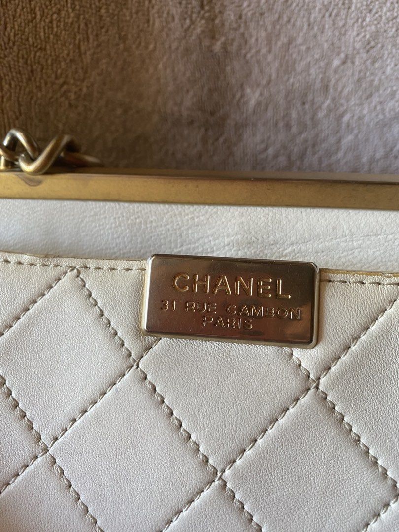Chanel sling (Category: Luxury Bags & Wallets) located in Murcia. Submitted by cool.jacquelinebatilaran (Listing ID 1468983578, Image 3). Description: Good condition .