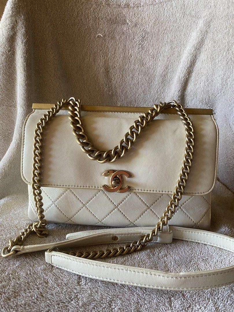 Chanel sling (Category: Luxury Bags & Wallets) located in Murcia. Submitted by cool.jacquelinebatilaran (Listing ID 1468983578, Image 1). Description: Good condition .