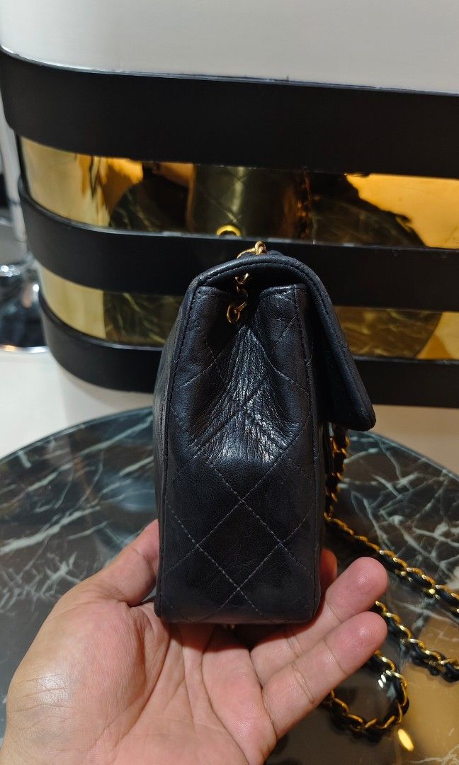 Chanel small vintage 💯 (Category: Cross-body Bags) located in Andop. Submitted by dailyluxxurybrands (Listing ID 1469038671, Image 3). Description: authentic 💯 chanel vintage small in good condition intact holo sticker.