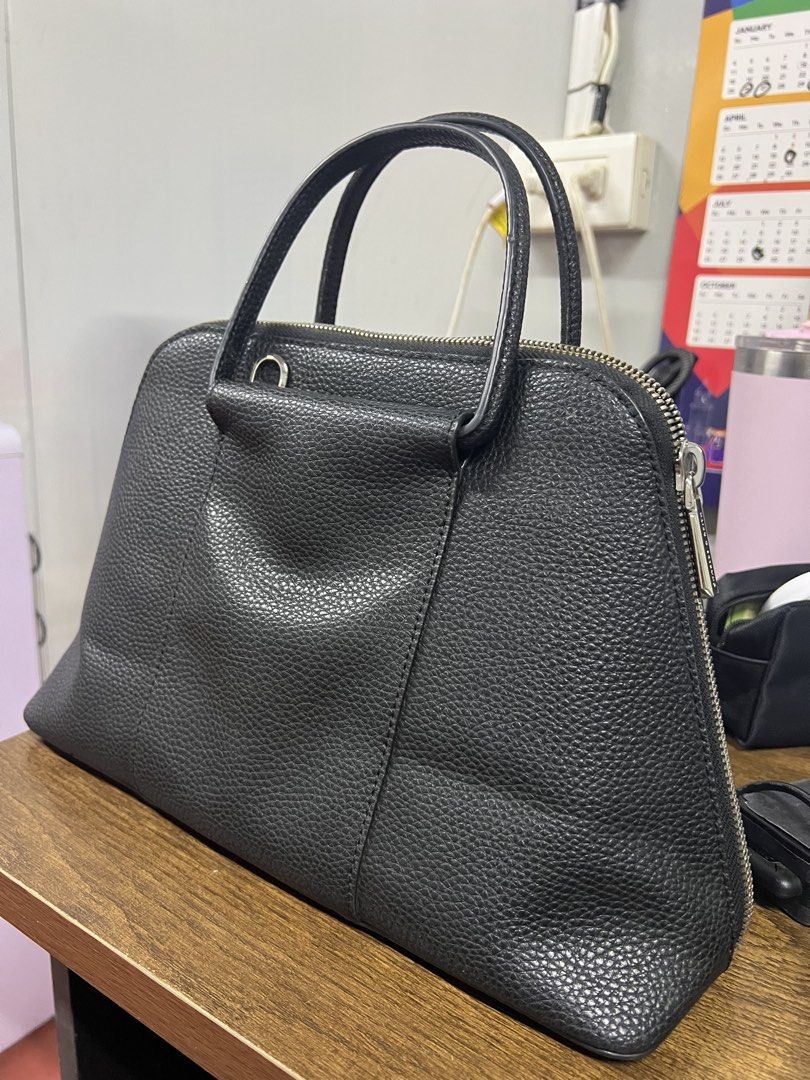 Charles & Keith (Category: Purses & Pouches) located in Cagayan de Oro. Submitted by chandythegreat (Listing ID 1468946227, Image 2). Description: super ganda ng material leather na leather po issue sa handle lang na rubberlining not obvious.