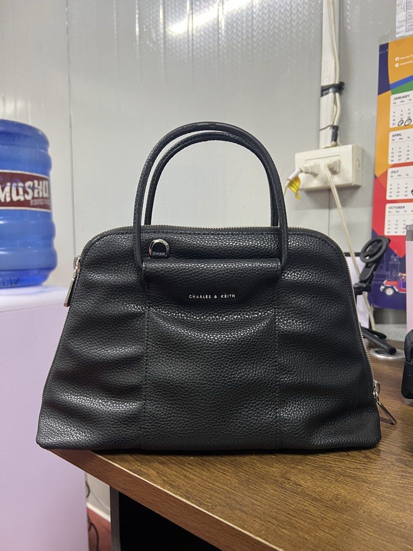 Charles & Keith (Category: Purses & Pouches) located in Cagayan de Oro. Submitted by chandythegreat (Listing ID 1468946227, Image 1). Description: super ganda ng material leather na leather po issue sa handle lang na rubberlining not obvious.