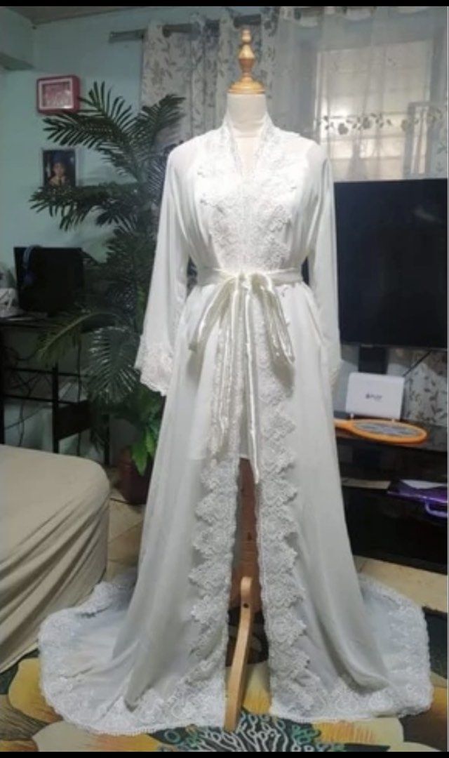 Chiffon Bridal Robe (Category: Undergarments & Loungewear) located in Quezon City. Submitted by lovebagsmnl (Listing ID 1468960988, Image 1). Description: Off white Chiffon Bridal Robe Never used Inclusions: Inner camisole.
