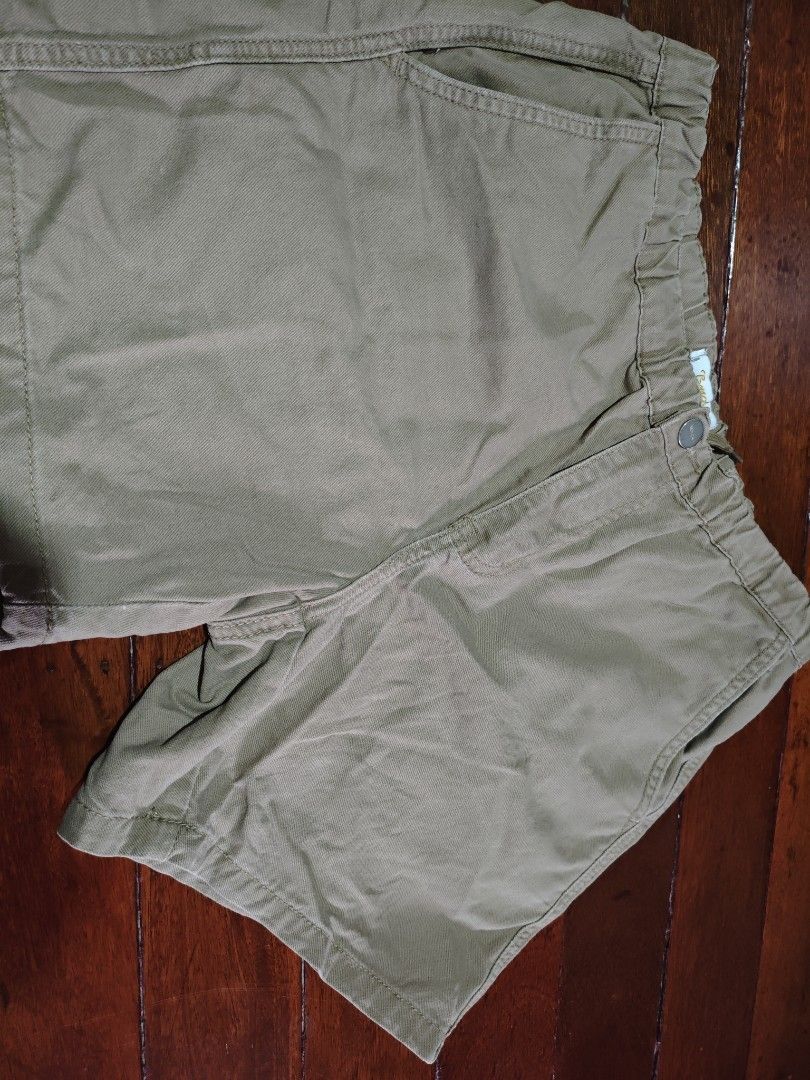 CHlNO SHORT (Category: Shorts) located in Manila. Submitted by xoien (Listing ID 1469092036, Image 2). Description: CHINO SHORT conditions: 9.2/10 size: small color: mocha brown ⏹️PRICE; 179 🟡original bench twill short yan 🟡drawstring and botones type 🟡above the knee yan 🟡comfy suotin 🟡4 pockets front and back 🟡hanggang pang size 30 waistline only 🟡maganda pang porma madali bagayan 🟡color may be varie due lightning 🟡UGALIIN BASAHIN ANG B