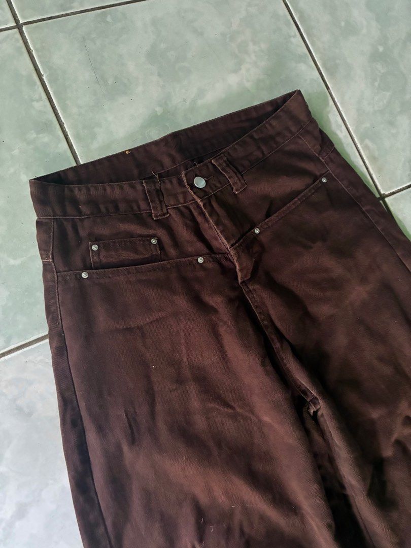 Choco Brown Baggy Barrel Pants (Category: Jeans) located in Batangas. Submitted by jinventoryarchive (Listing ID 1469059254, Image 3). Description: Waist: 32 Length: 41 Leg Op: 11 Thigh: 14 - Rich brown denim with a modern curved barrel leg cut - Mid-rise waist featuring belt loops and a metal button closure - Eye-catching asymmetrical front pocket layout with contrast stitching - Signature leather brand patch on the back waistband - Relaxed silh