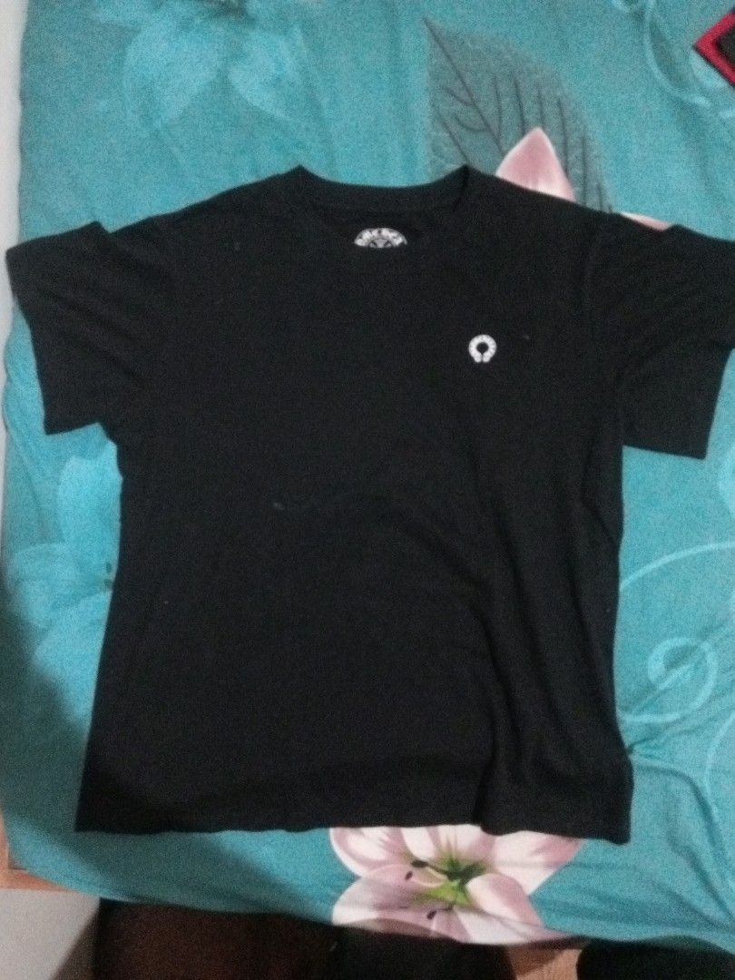 Chrome heart shirt (Category: Activewear) located in San Sebastian. Submitted by aikel123 (Listing ID 1469009294, Image 1). Description: .