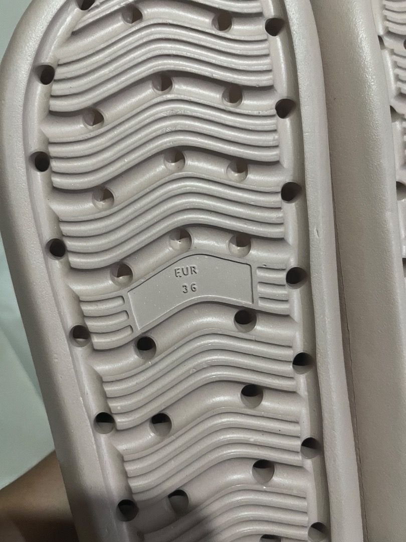 CLN Ballard Slides (Latte) EUR 36 (Category: Flats & Sandals) located in Caloocan City. Submitted by lheiyaaa (Listing ID 1469087491, Image 3). Description: Brandnew never been use. RFS: Malaki po sa paa ko. .