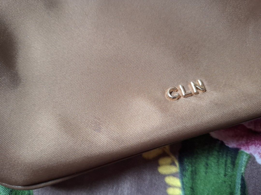 CLN Brown Wristlet Pouch (Category: Purses & Pouches) located in Cardona. Submitted by zaynes_icejasminetea (Listing ID 1468969345, Image 3). Description: - CLN - With dust bag and wrist band keme - bnew - May parang stain sya ? Pwede naman labhan .