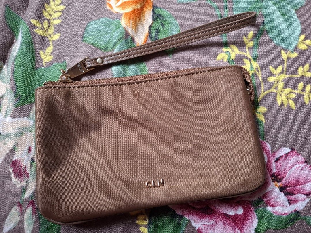 CLN Brown Wristlet Pouch (Category: Purses & Pouches) located in Cardona. Submitted by zaynes_icejasminetea (Listing ID 1468969345, Image 1). Description: - CLN - With dust bag and wrist band keme - bnew - May parang stain sya ? Pwede naman labhan .