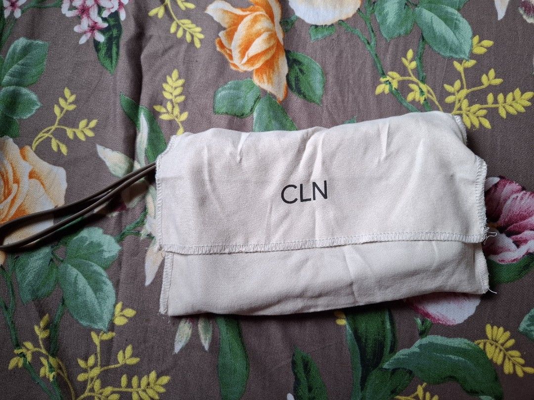 CLN Brown Wristlet Pouch (Category: Purses & Pouches) located in Cardona. Submitted by zaynes_icejasminetea (Listing ID 1468969345, Image 2). Description: - CLN - With dust bag and wrist band keme - bnew - May parang stain sya ? Pwede naman labhan .