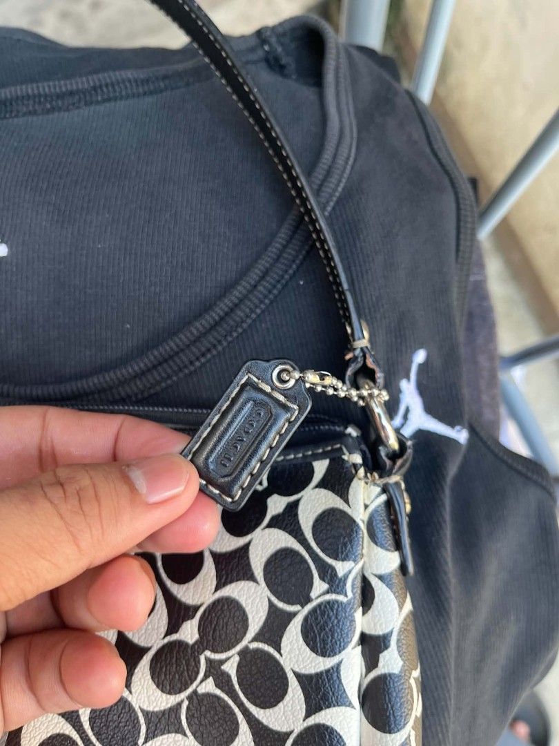 Coach (Category: Shoulder Bags) located in Manila. Submitted by skippypeanut1331 (Listing ID 1468969640, Image 3). Description: .