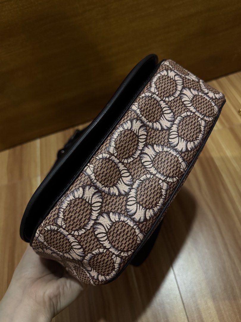COACH (Category: Cross-body Bags) located in Mexico. Submitted by alexacarts (Listing ID 1469125360, Image 3). Description: - self authenticate - no more photos *please manage your expectations as these are preloved* *no return / exchange* LOC: Pampanga Payment: Gcash / Any mode of bank transfer Courier: J&T .