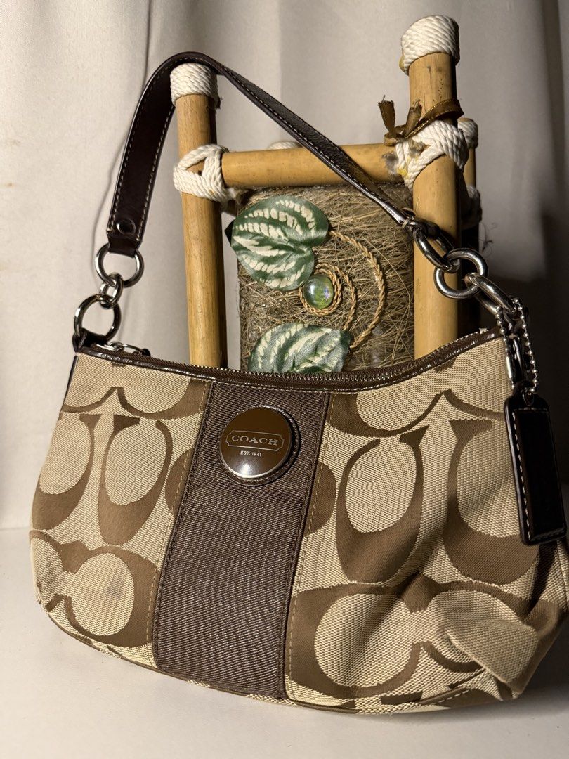 Coach 2 way with sling (Category: Shoulder Bags) located in Manila. Submitted by chic_coach (Listing ID 1468973139, Image 2). Description: .