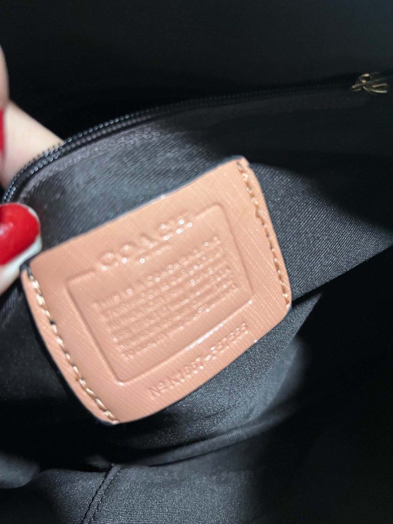 Coach alma handbag (Category: Clutches) located in Caloocan City. Submitted by trebdy01 (Listing ID 1469092352, Image 3). Description: .