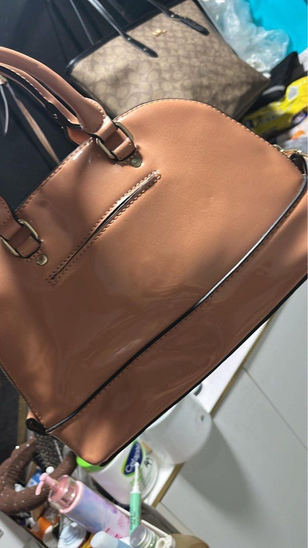 Coach alma handbag (Category: Clutches) located in Caloocan City. Submitted by trebdy01 (Listing ID 1469092352, Image 2). Description: .