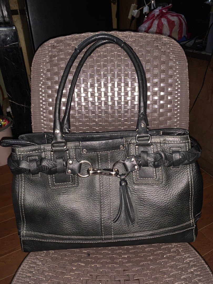 Coach Black Leather Hampton (Category: Luxury Bags & Wallets) located in Quezon City. Submitted by clarkeroo03 (Listing ID 1469122311, Image 1). Description: FS ₱2,500 - Authentic Coach Black Leather Hampton 9.5/10 Condition Minimal Issue Loc: Payatas B, QC .