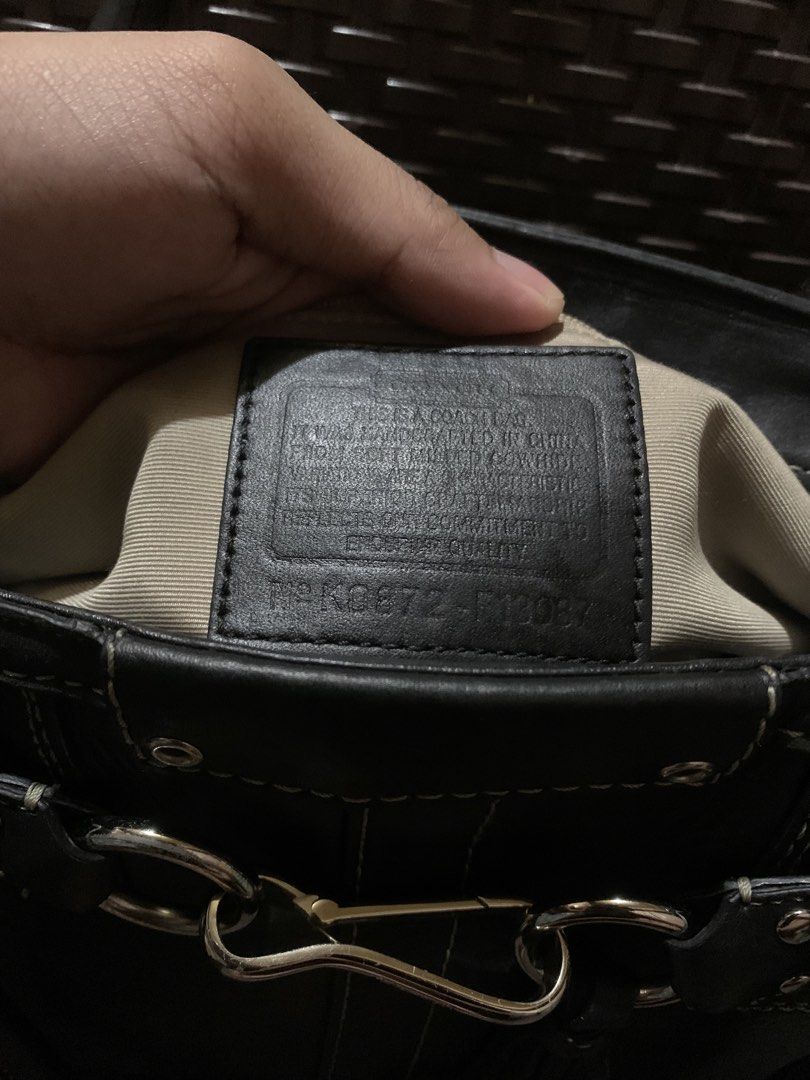 Coach Black Leather Hampton (Category: Luxury Bags & Wallets) located in Quezon City. Submitted by clarkeroo03 (Listing ID 1469122311, Image 2). Description: FS ₱2,500 - Authentic Coach Black Leather Hampton 9.5/10 Condition Minimal Issue Loc: Payatas B, QC .
