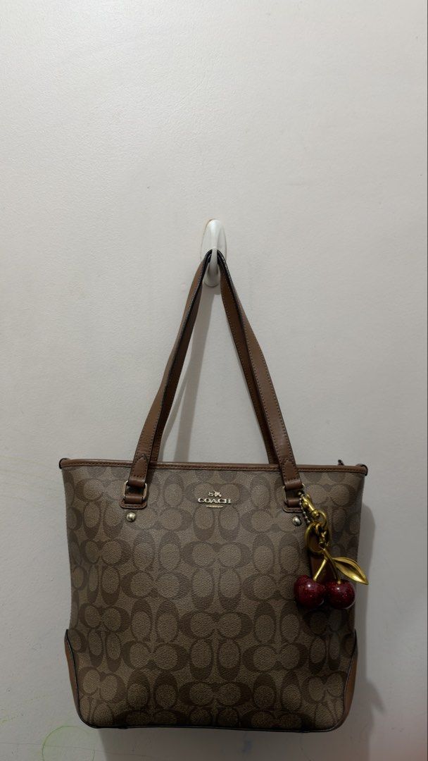 Coach Brown Signature Canvas (Category: Luxury Bags & Wallets) located in Manila. Submitted by coffeepanda1234 (Listing ID 1469091140, Image 1). Description: Like new bilhin niyo na :).