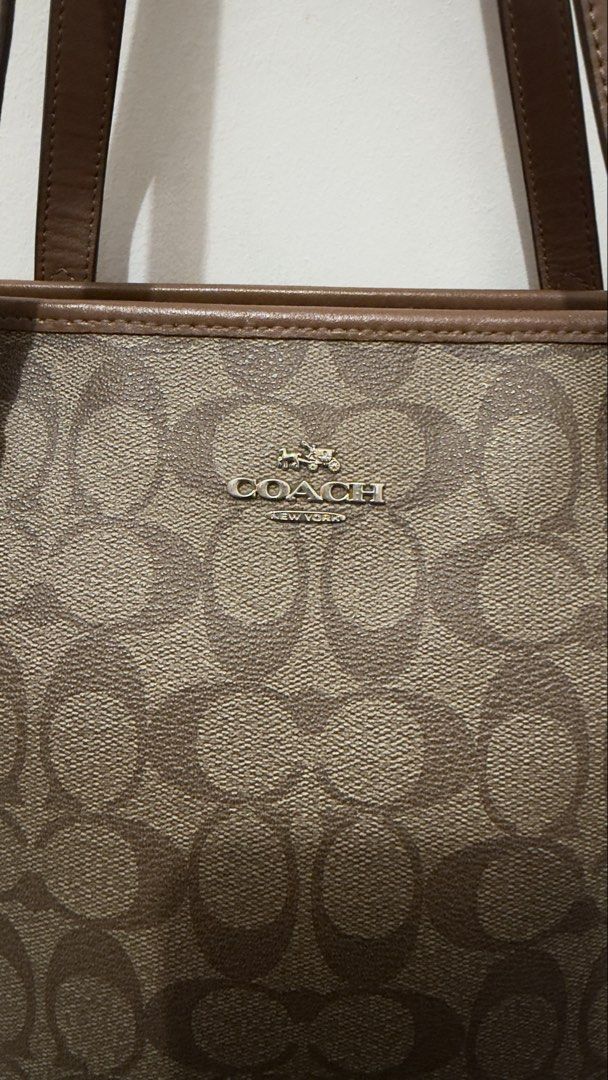 Coach Brown Signature Canvas (Category: Luxury Bags & Wallets) located in Manila. Submitted by coffeepanda1234 (Listing ID 1469091140, Image 3). Description: Like new bilhin niyo na :).