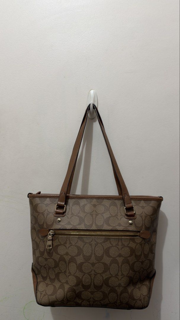 Coach Brown Signature Canvas (Category: Luxury Bags & Wallets) located in Manila. Submitted by coffeepanda1234 (Listing ID 1469091140, Image 2). Description: Like new bilhin niyo na :).