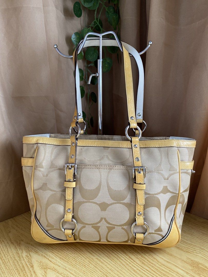 Coach Signature Tote Bag (Category: Shoulder Bags) located in Bulacan. Submitted by red.basket24 (Listing ID 1469081340, Image 2). Description: ❣️AVAILABLE❣️Coach Signature Shoulder Bag 🏷️Mine: 3,500 php 📌Size: Medium 📌Condition: Good Condition 🌸YKK Zip 🌸Present Creed and Hangtag 🌸no runs/rubs 🌸Silver hardwares Flaw/s: ‼️minimal color transfer in patent leather NOTE: 📌Display accessories are not included and for photoshoot purposes only �