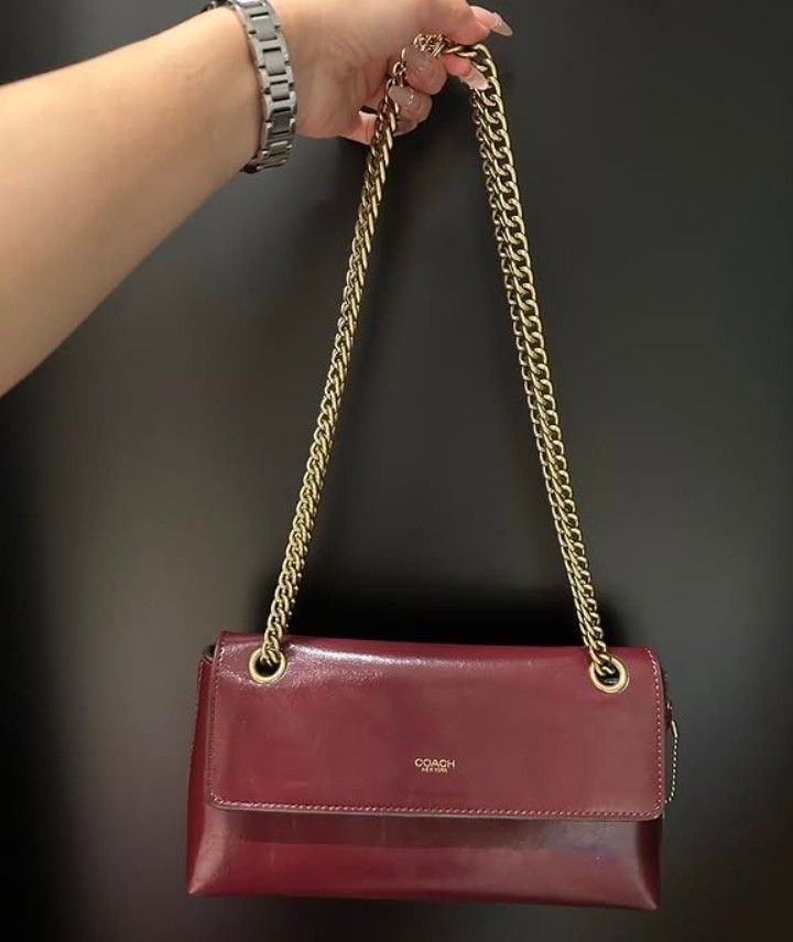 COACH CHELSEA SHOULDER BAG (Category: Cross-body Bags) located in Pasig City. Submitted by titalana2011991 (Listing ID 1468989301, Image 1). Description: ORIGINAL & BRANDNEW WITH INCLUSIONS.