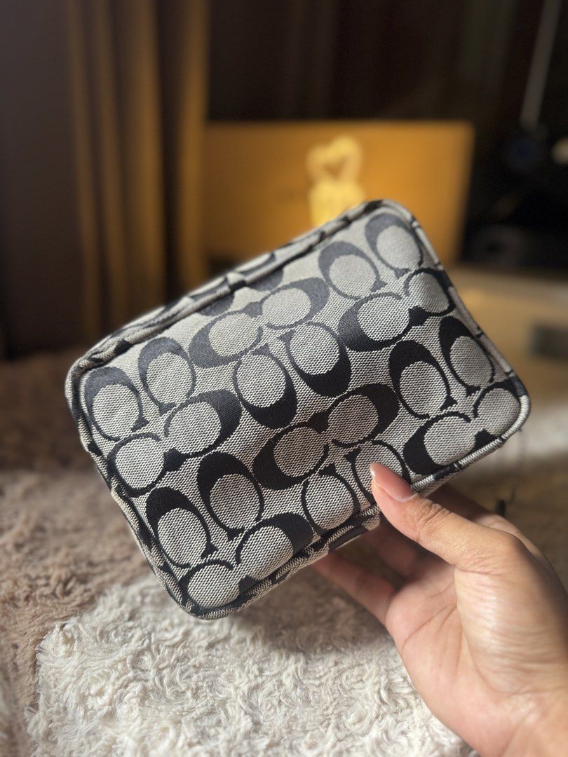 Coach Cosmetic Pouch (Category: Purses & Pouches) located in Lagawe. Submitted by favorsnflavors69115 (Listing ID 1469106210, Image 2). Description: Rank A.