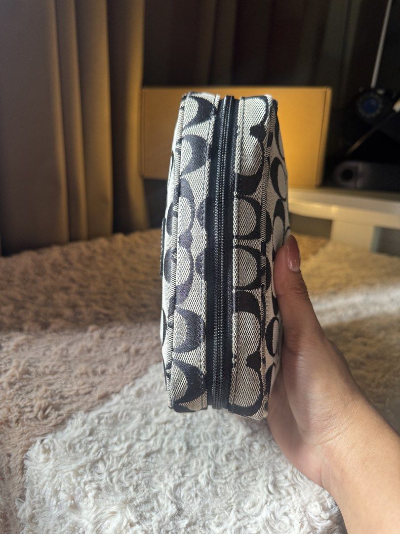 Coach Cosmetic Pouch (Category: Purses & Pouches) located in Lagawe. Submitted by favorsnflavors69115 (Listing ID 1469106210, Image 3). Description: Rank A.