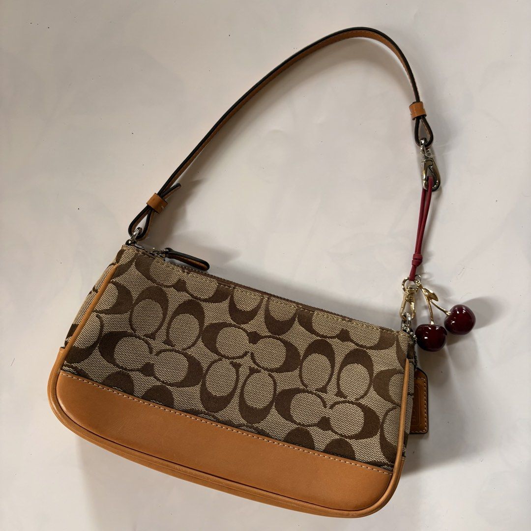 Coach demi good condition bag (Category: Shoulder Bags) located in Quezon City. Submitted by kaelian_couture (Listing ID 1468944502, Image 2). Description: .