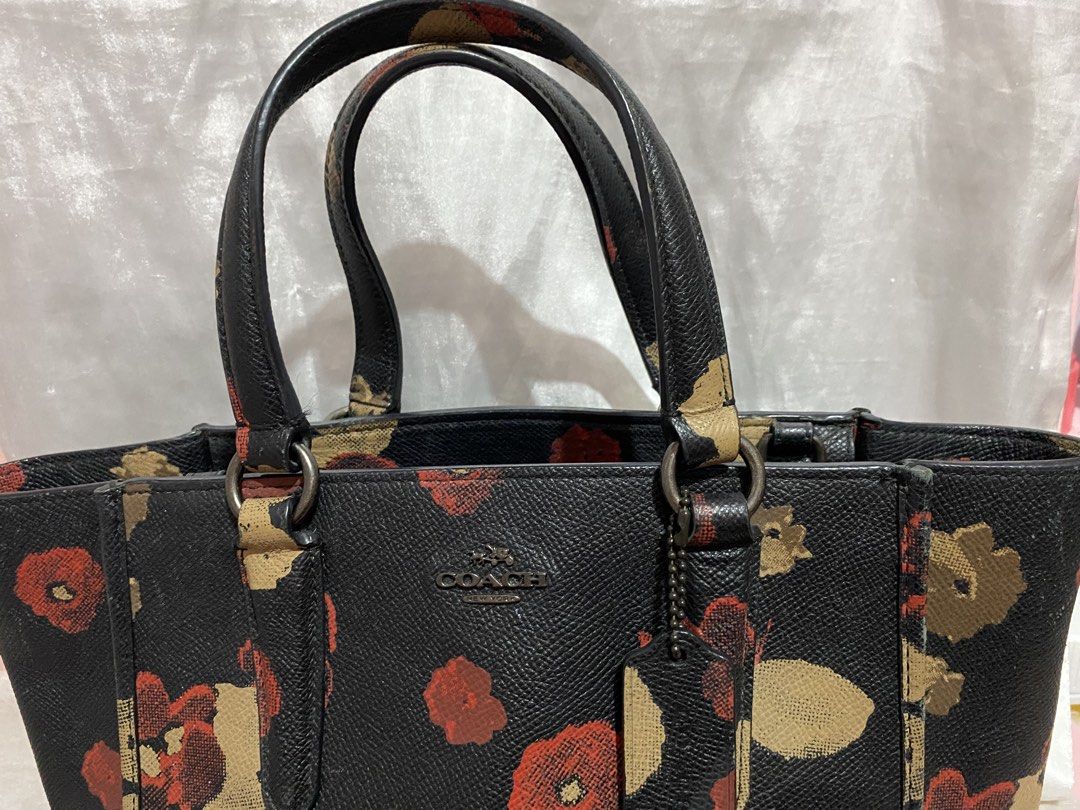 Coach Floral mini two way bag (Category: Luxury Bags & Wallets) located in Taguig. Submitted by nekosan_ (Listing ID 1468988065, Image 2). Description: Original nabili ko sa japan Walang "code" sa loob pero hindi ibig sabihin fake. May minor flaws kasi gamit na Rfs: masyado maliit for my everyday bag May sling at original dust bag.